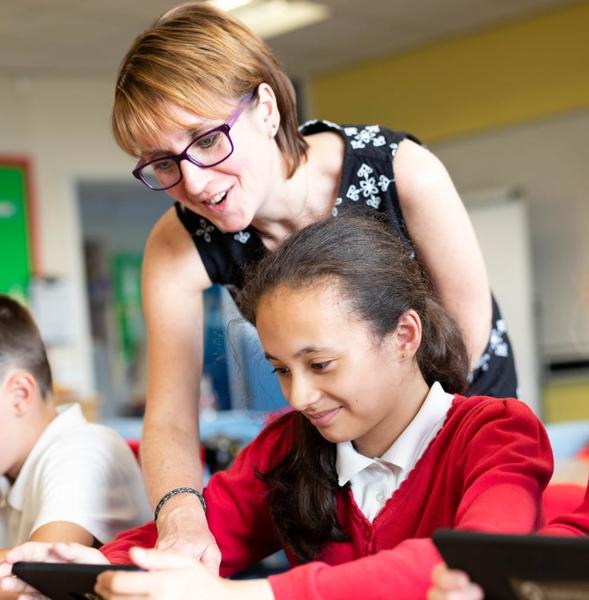 teacher helping a pupil with LbQ